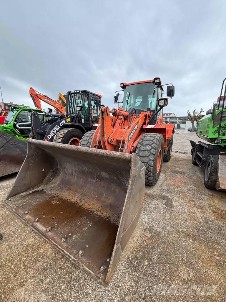 Doosan DL 250 Pale gommate