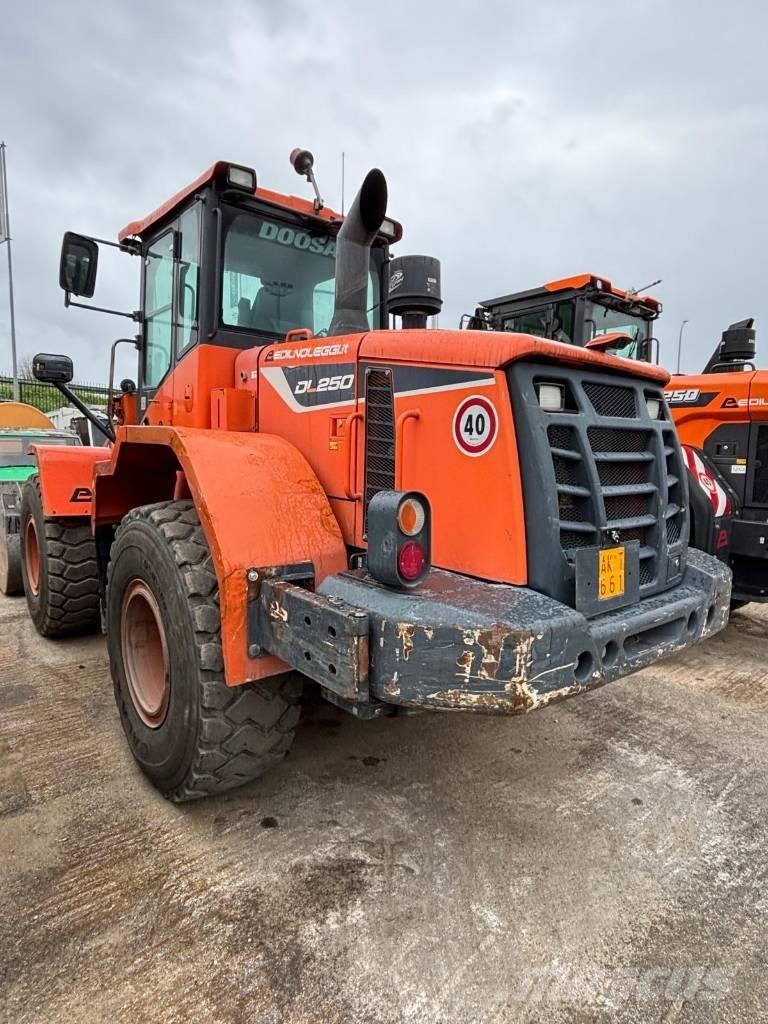 Doosan DL 250 Pale gommate