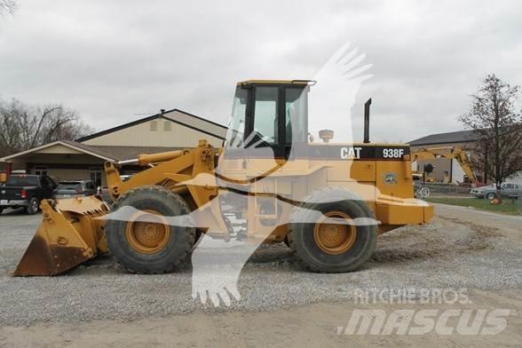 CAT 938F Pale gommate