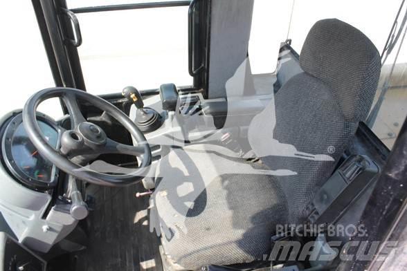 CAT 938G Pale gommate