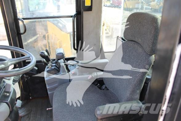 CAT 938G II Pale gommate