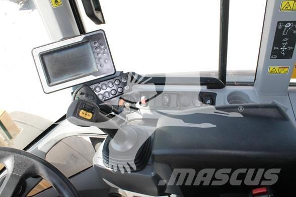 CAT 938M Pale gommate