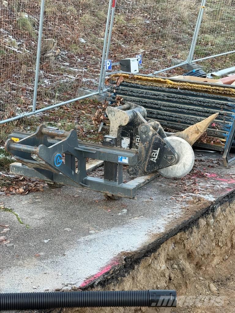 CAT M318 Escavatori gommati