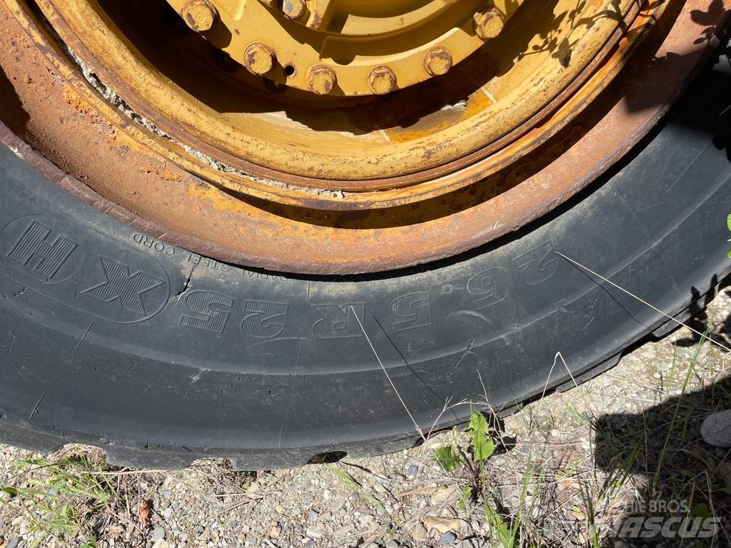 CAT 966 E Pale gommate