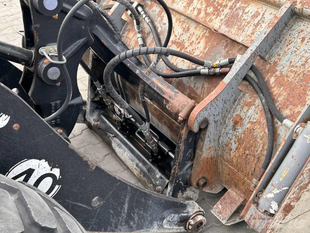 JCB 409 AGRI Pale gommate