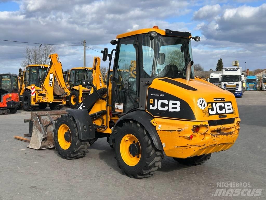 JCB 409 AGRI Pale gommate