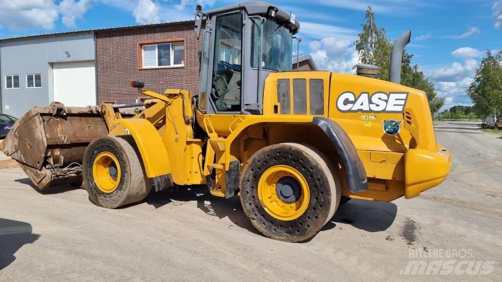 CASE 721 F Pale gommate