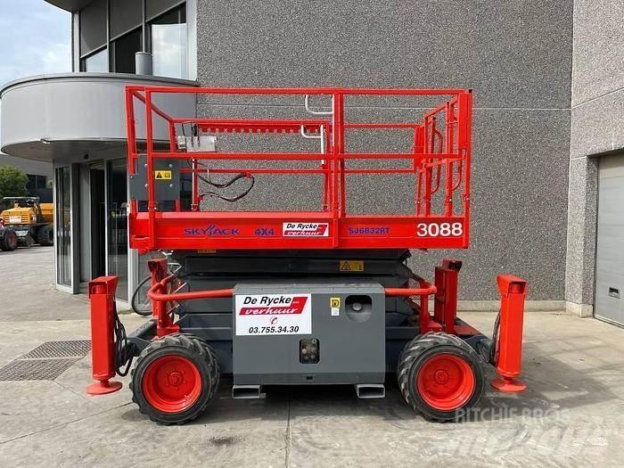 SkyJack SJ6832RT Piattaforme a pantografo