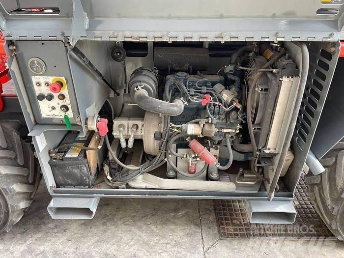 SkyJack SJ6832RT Piattaforme a pantografo