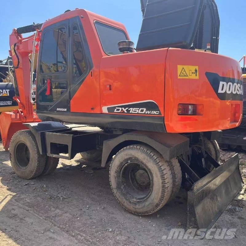 Doosan DX150W Escavatori gommati
