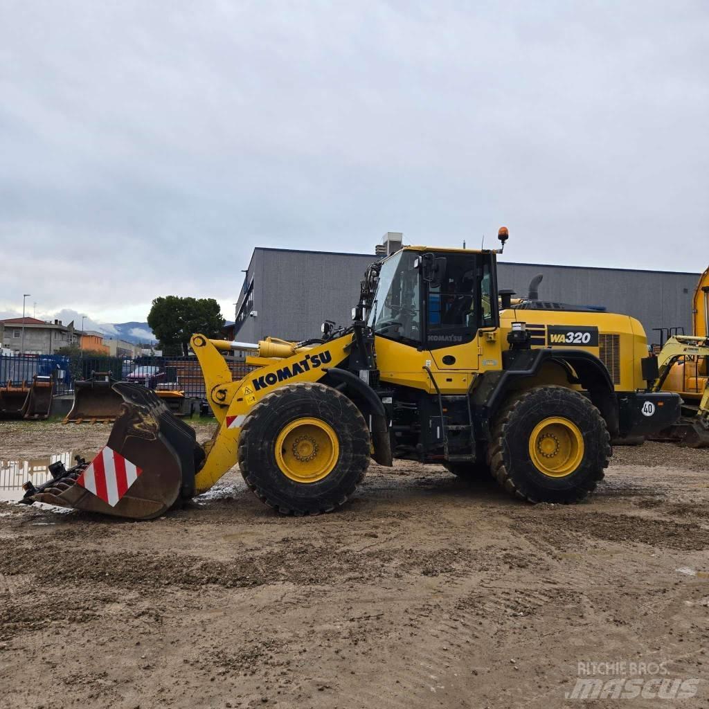 Komatsu WA320-8 Pale gommate