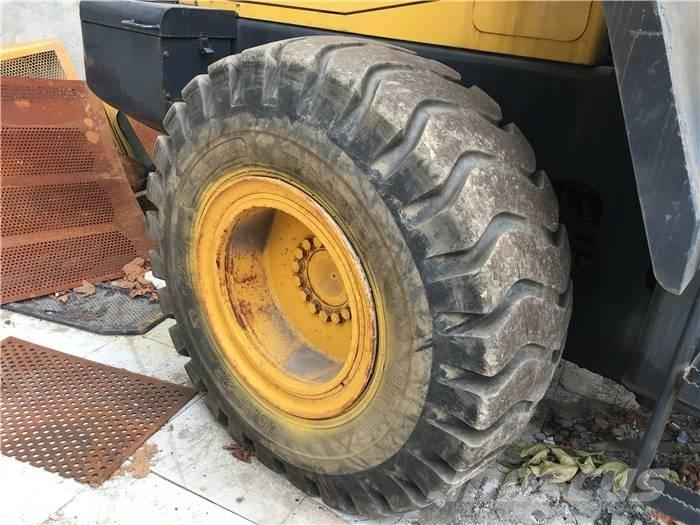 Komatsu WA 320-3 Pale gommate