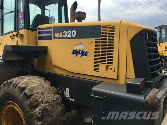 Komatsu WA 320-3 Pale gommate