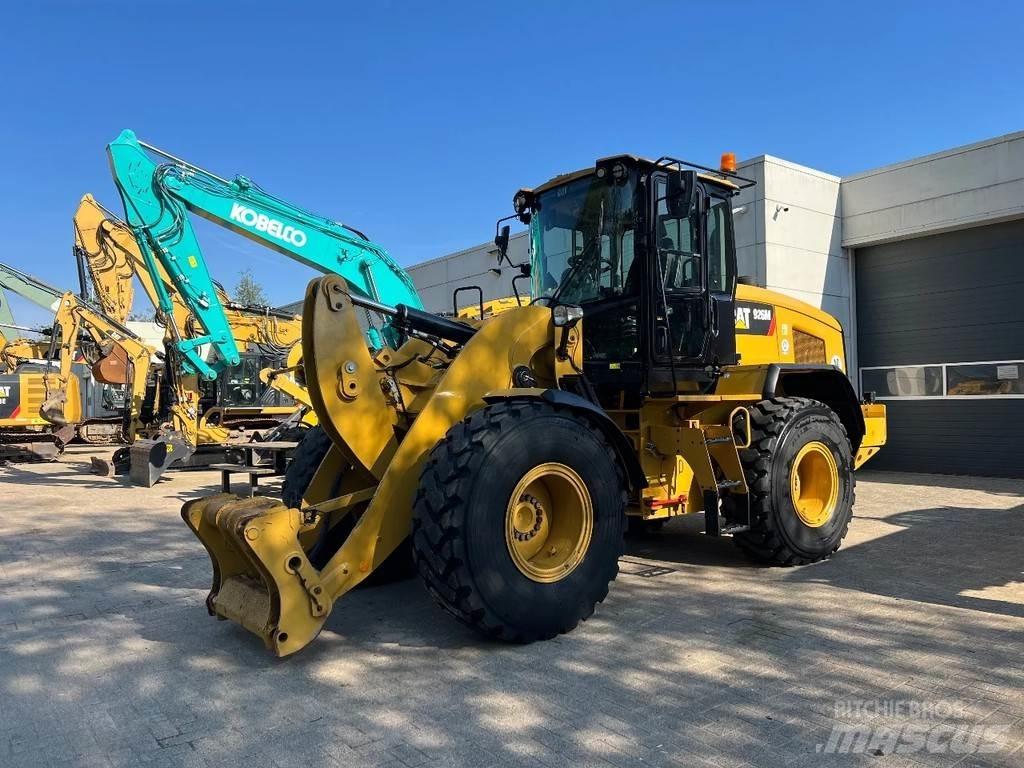 CAT 926M Pale gommate