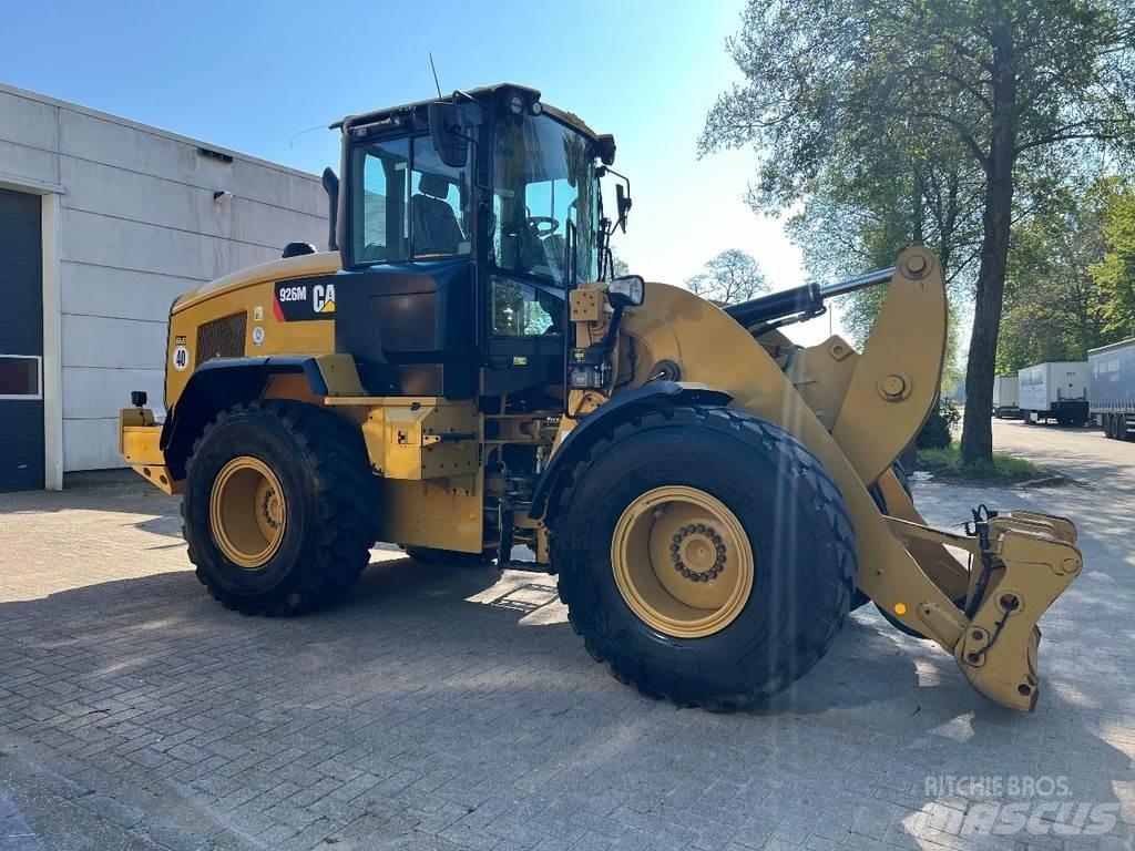 CAT 926M Pale gommate