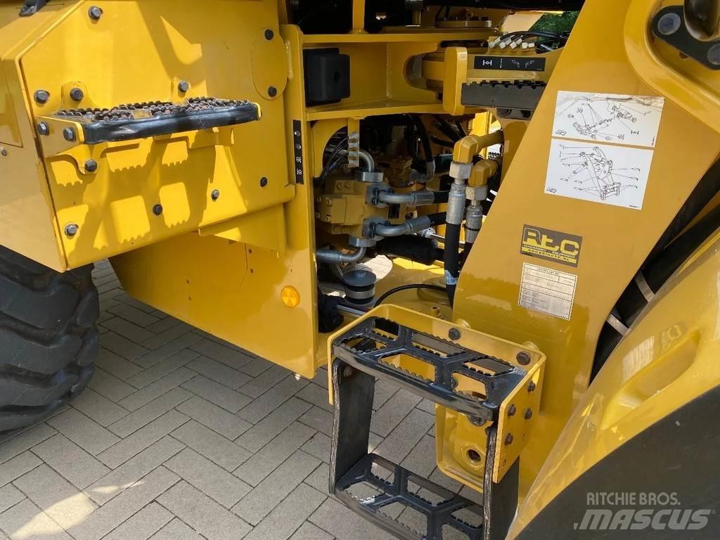 CAT 926M Pale gommate