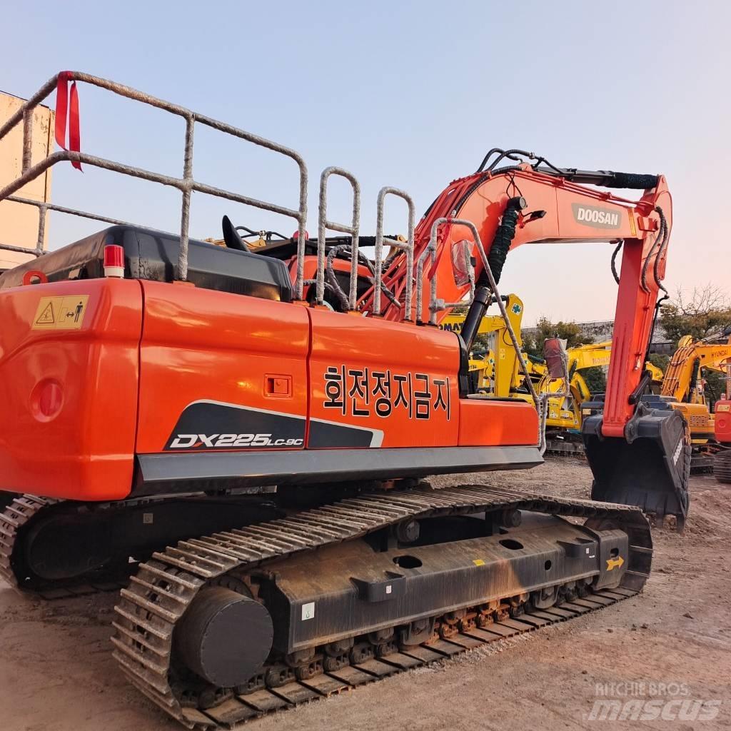 Doosan 225 LC Escavatori cingolati