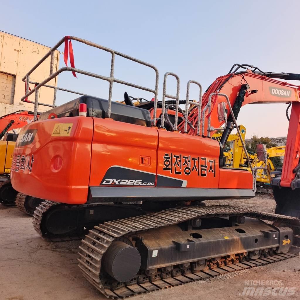 Doosan 225 LC Escavatori cingolati