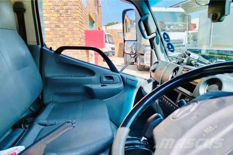 Hino 300 614 Camion altro