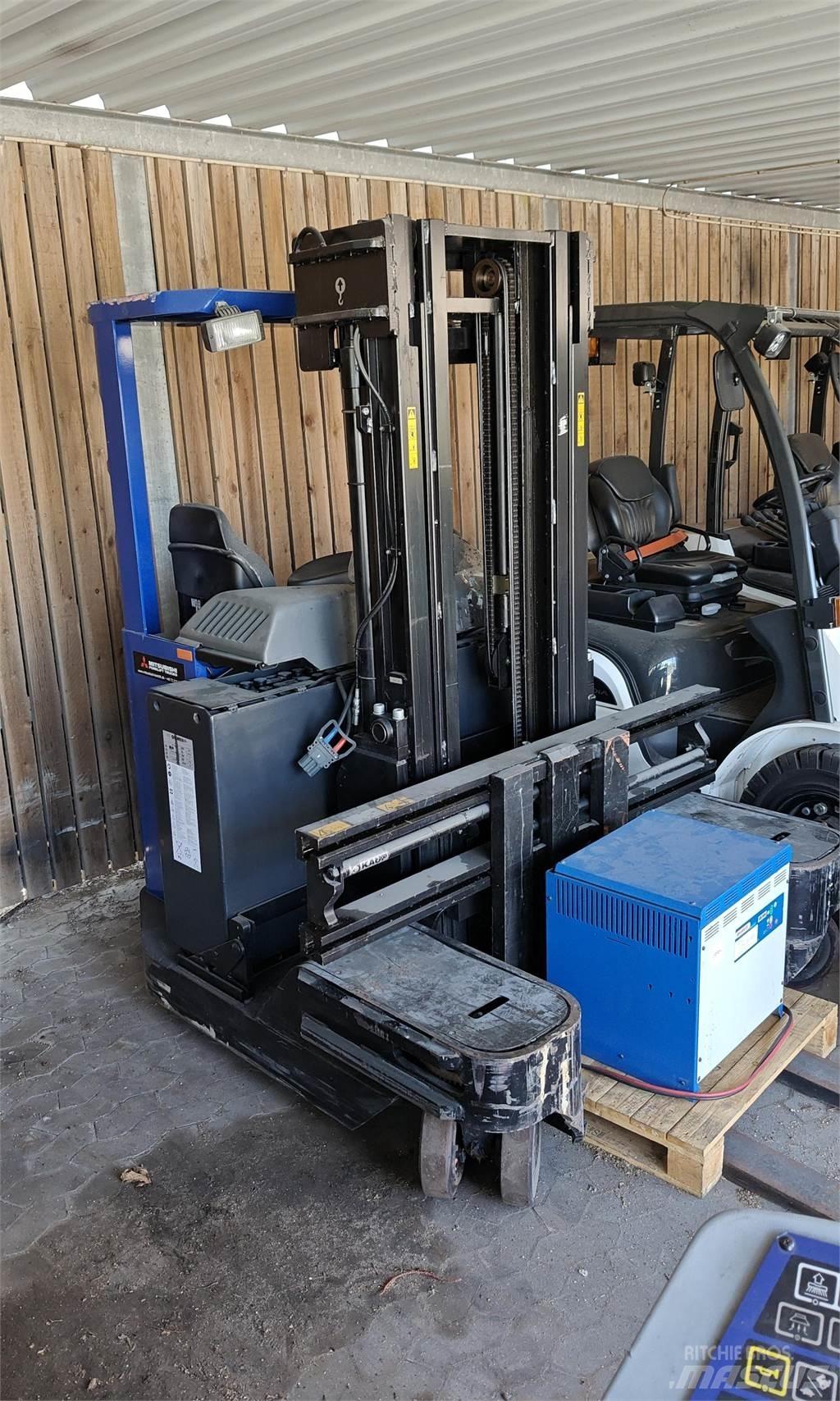 Rocla TEM25 Carrello elevatore retrattile a 4 vie