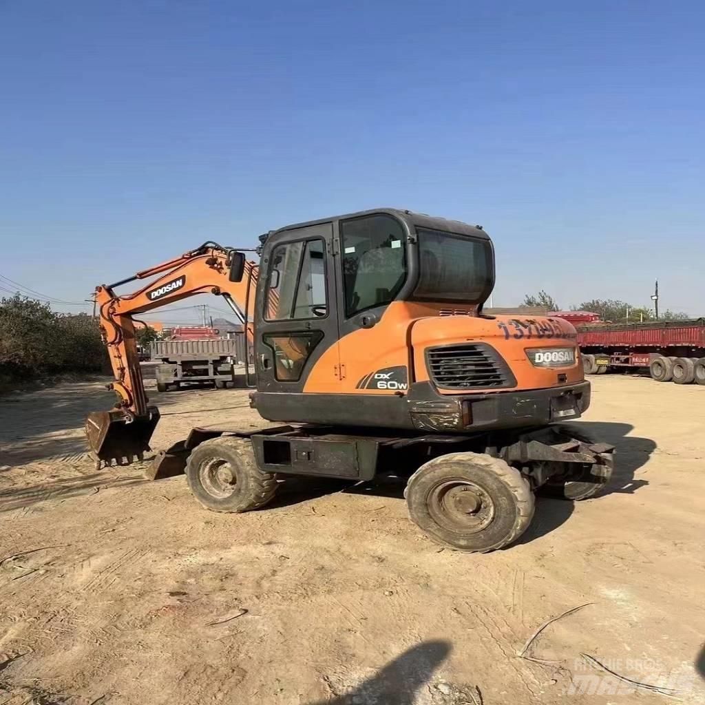 Doosan DX60W Escavatori gommati