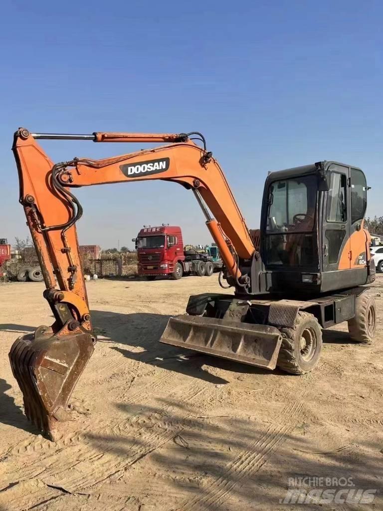 Doosan DX60W Escavatori gommati