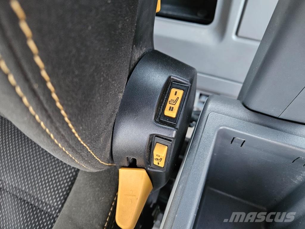 CAT 323 Escavatori cingolati