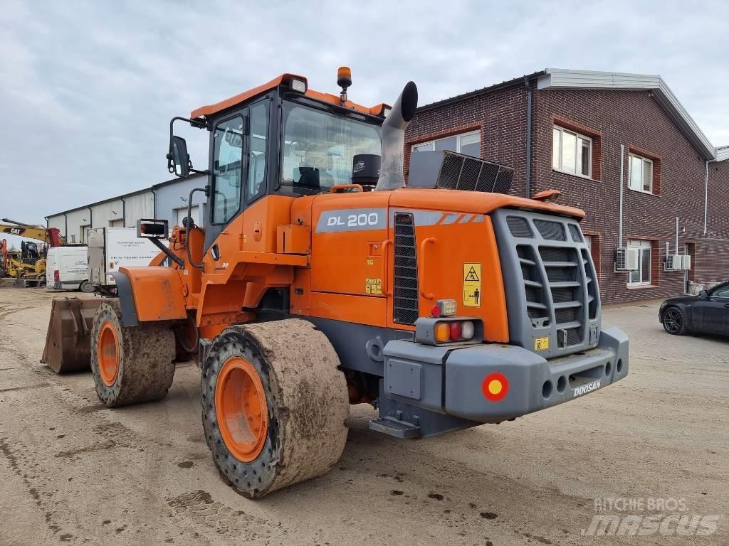 Doosan DL 200-3 Pale gommate