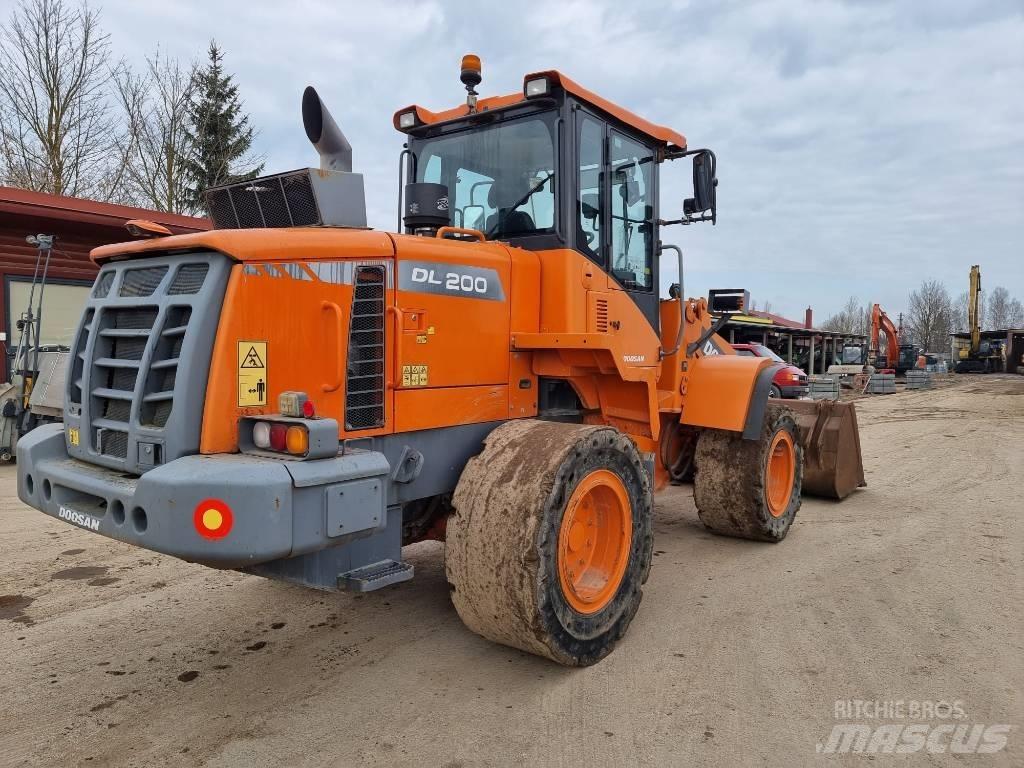 Doosan DL 200-3 Pale gommate