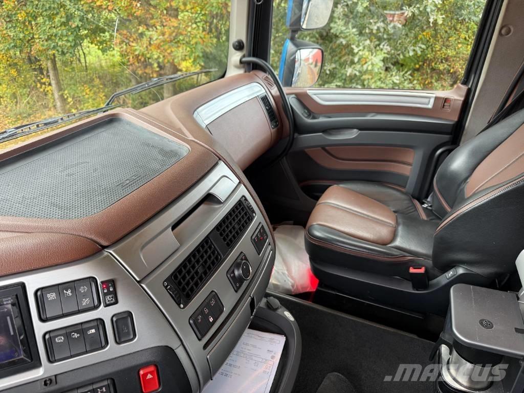 DAF XF 530 6x4 Camion per il trasporto di macchine forestali