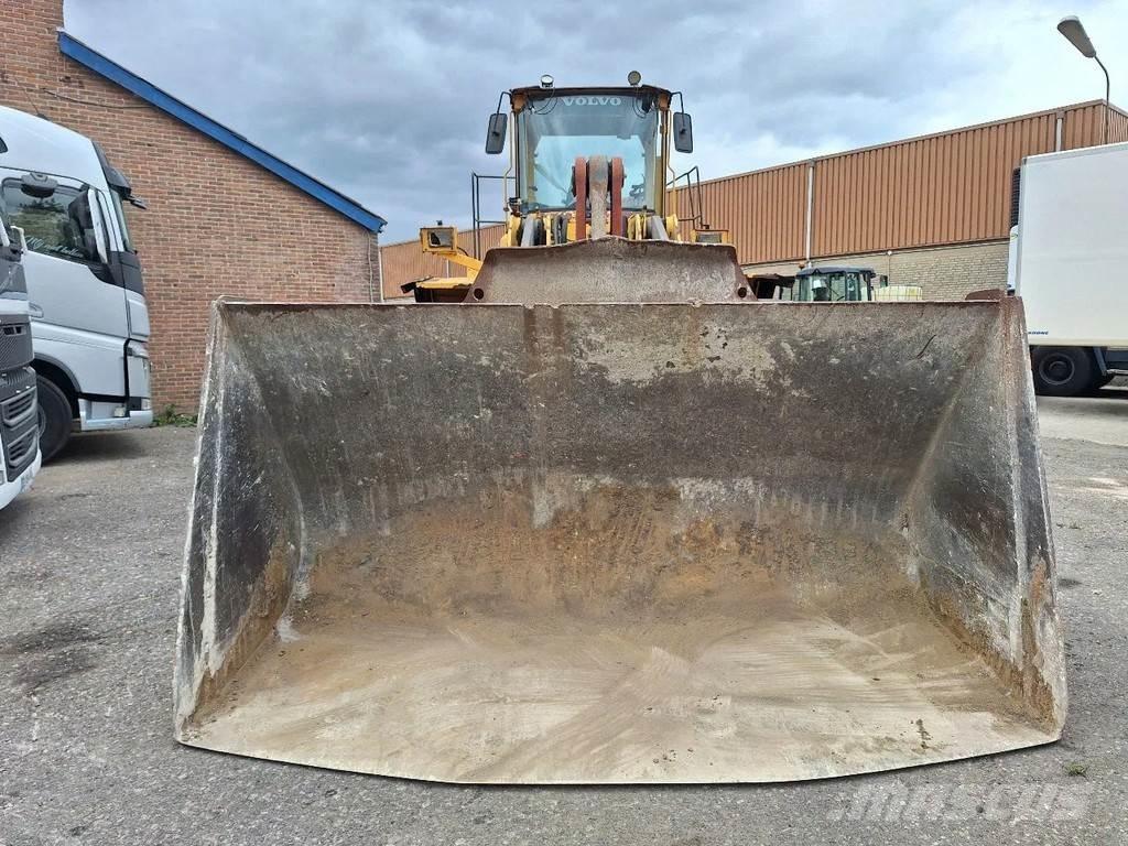 Volvo L220D Pale gommate