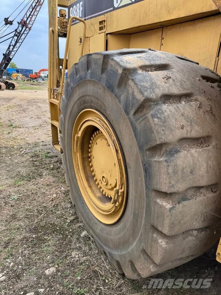 CAT 988F Pale gommate