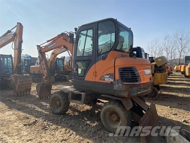 Doosan DX60W Escavatori gommati