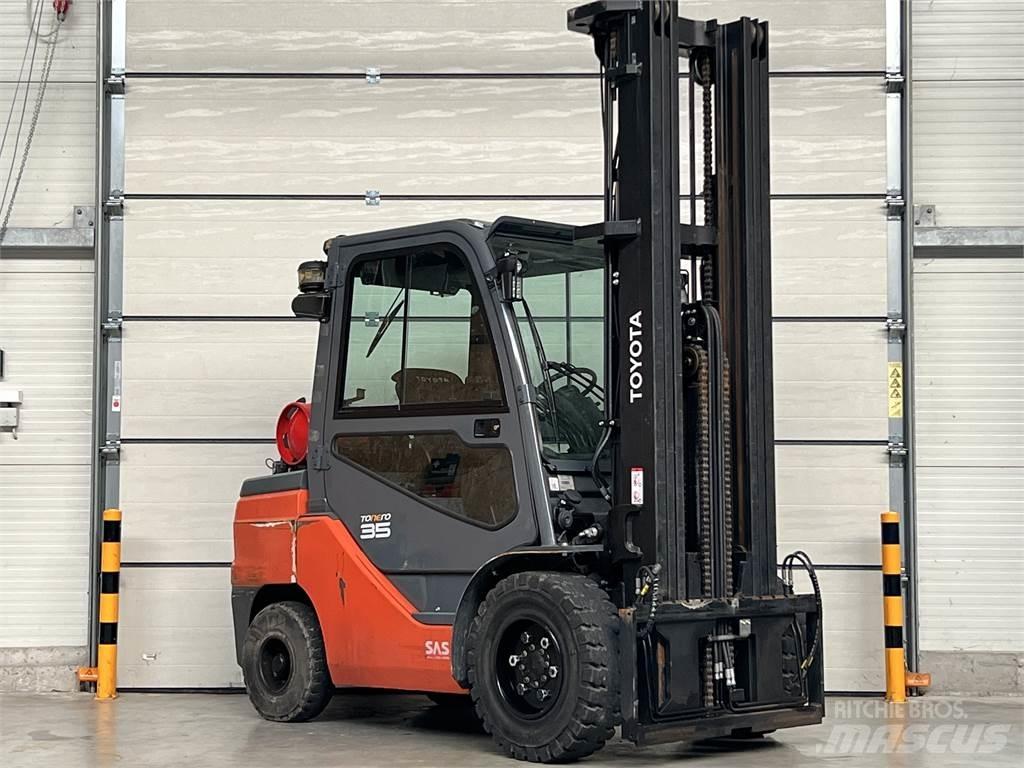 Toyota 8FGJF35 Carrelli elevatori GPL