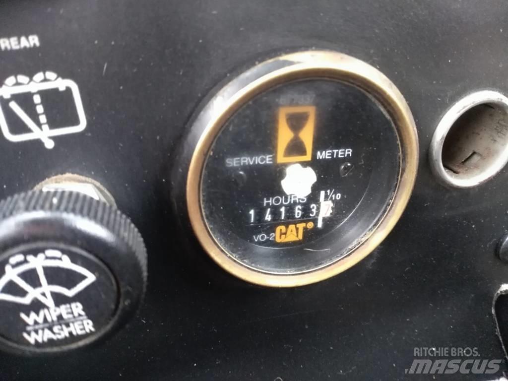 CAT 928F Pale gommate