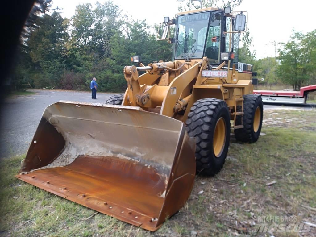 CAT 928F Pale gommate