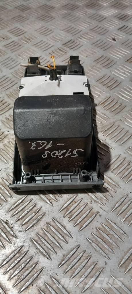 Scania 94 D.    1110904 Cabine e interni