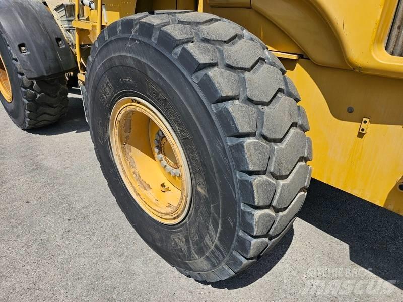 CAT 930 G Pale gommate
