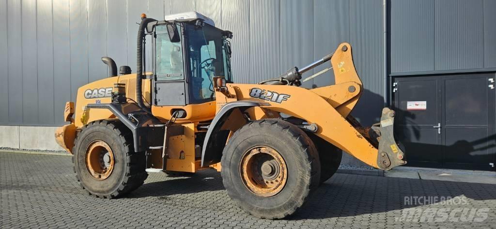 CASE 821 F Pale gommate