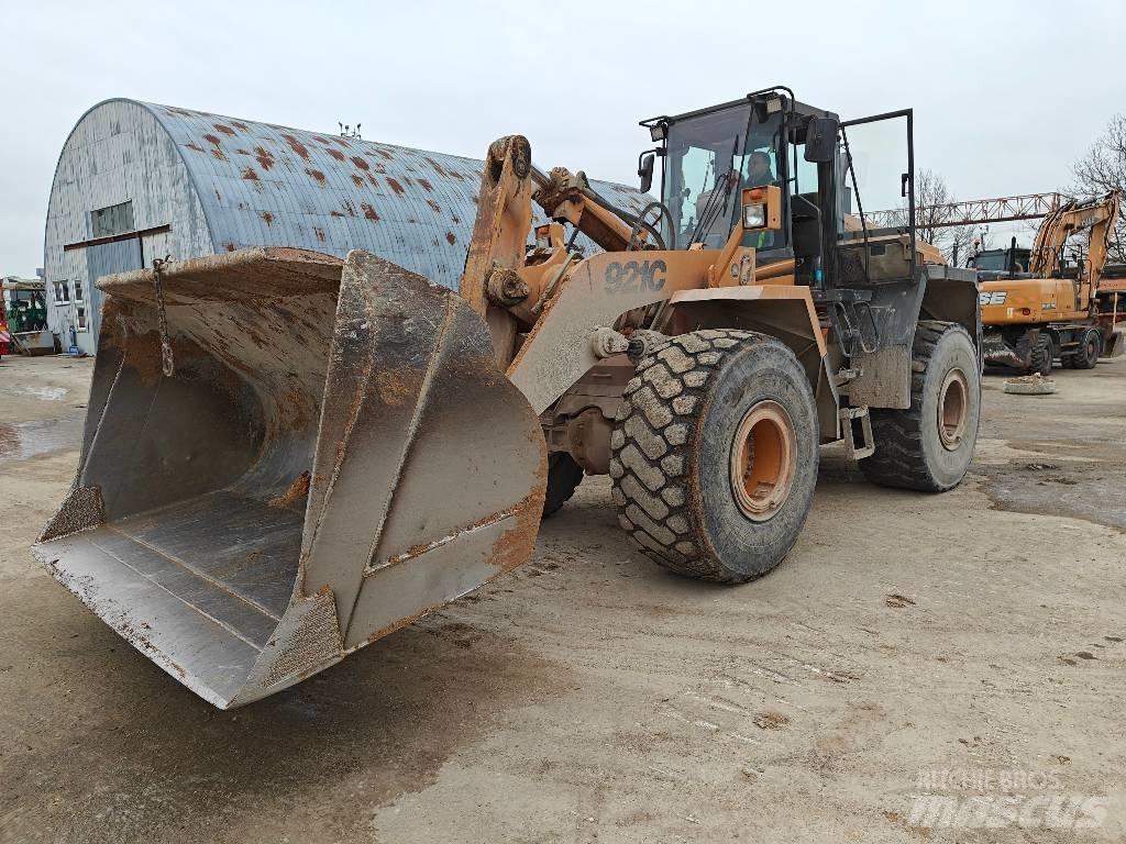 CASE 921 C Pale gommate