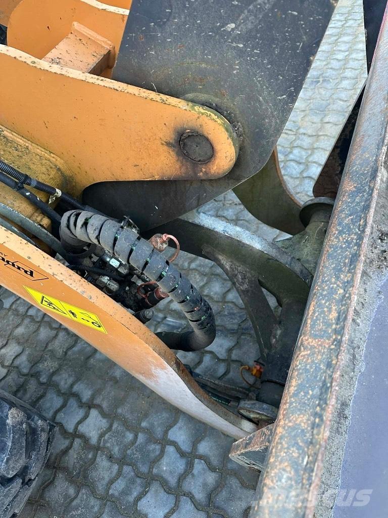 CASE 321 F Pale gommate