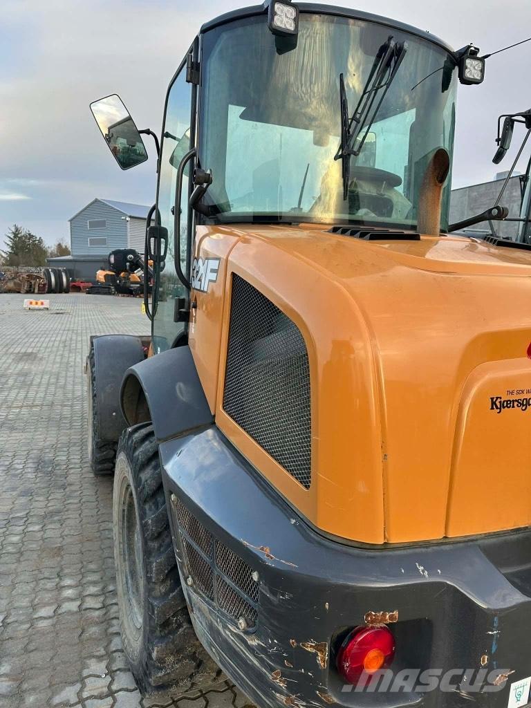 CASE 321 F Pale gommate