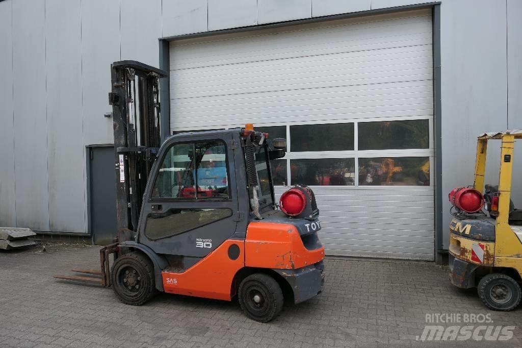 Toyota 02-8 FGF 30 Carrelli elevatori GPL