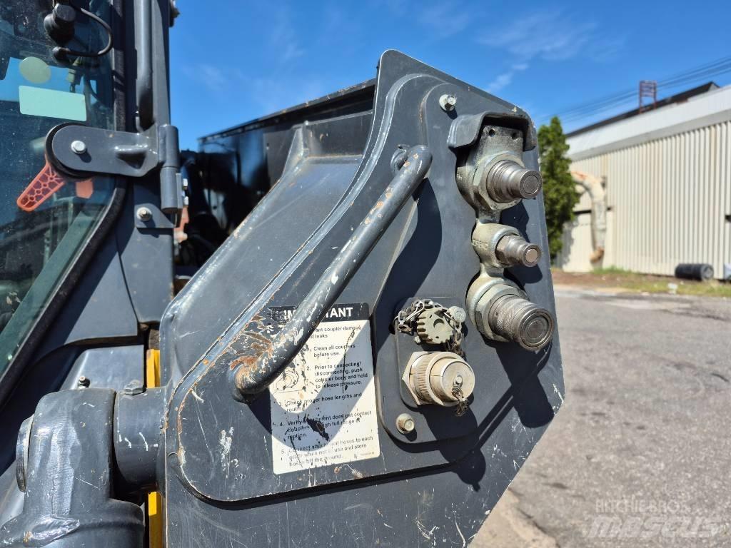 John Deere 331G Mini Pale Gommate
