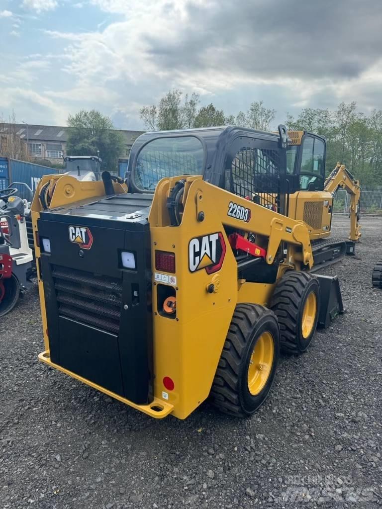CAT 226D3 Mini Pale Gommate