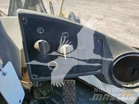 CAT 930G Pale gommate