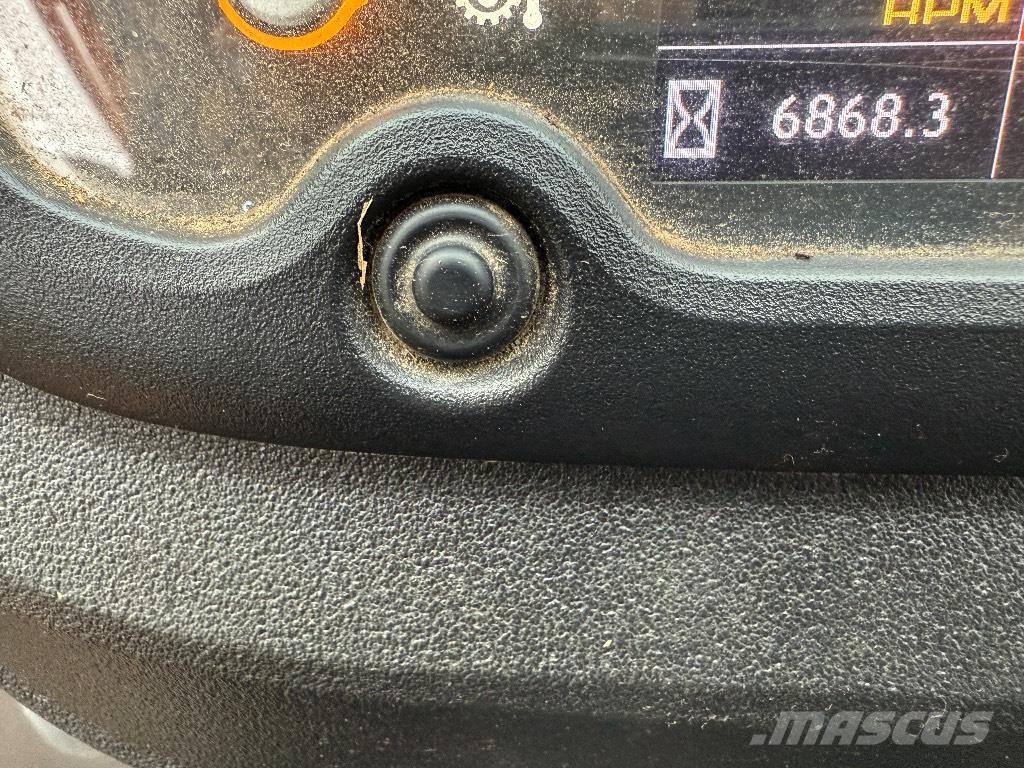 JCB 413 S Pale gommate