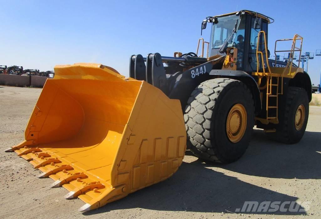 John Deere 844 J Pale gommate