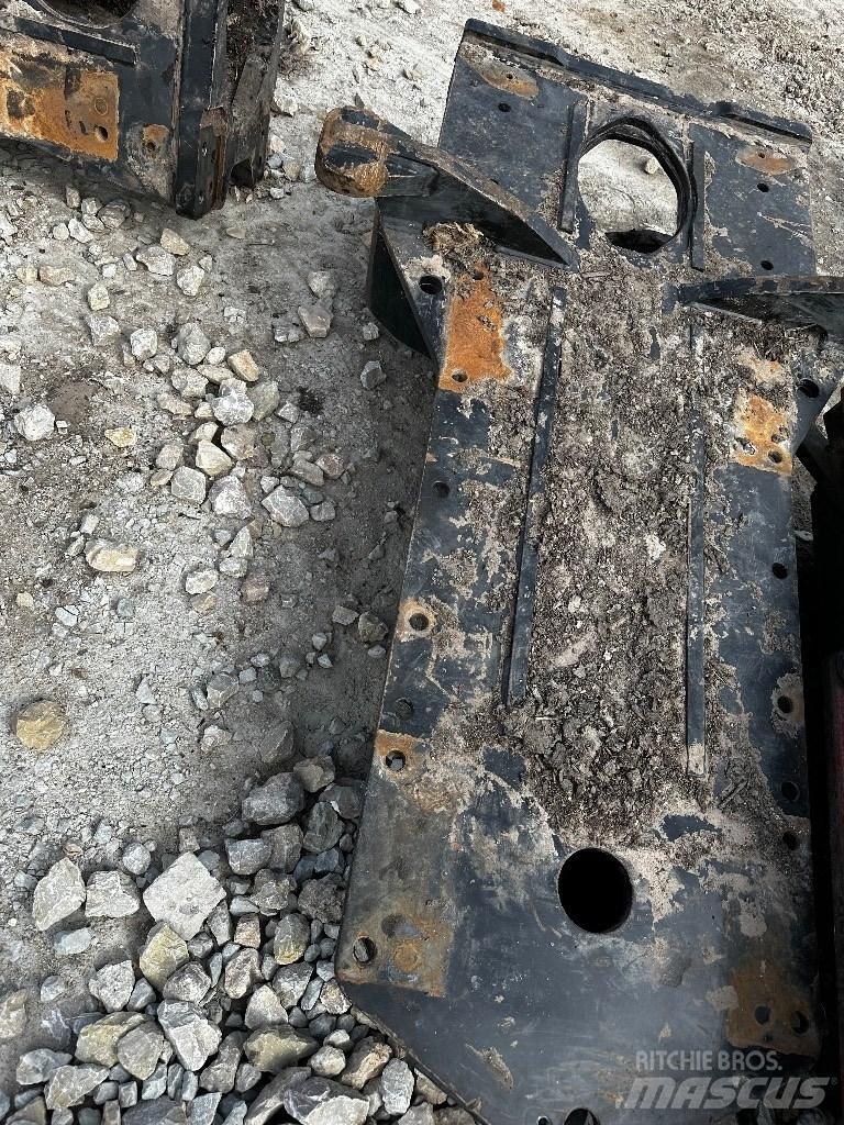 Komatsu 895 Telaio e sospensioni