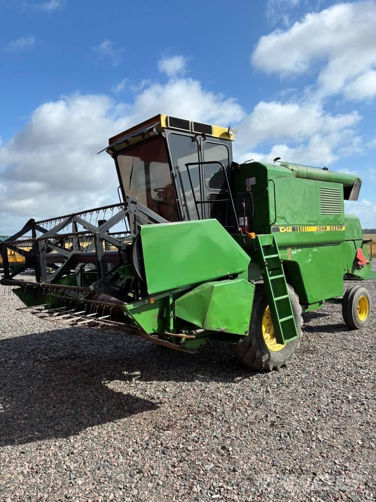 John Deere 1042 Mietitrebbiatrici